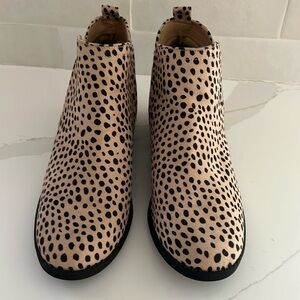 New boots low never worn. Size 8 Suede like material. Black/tan